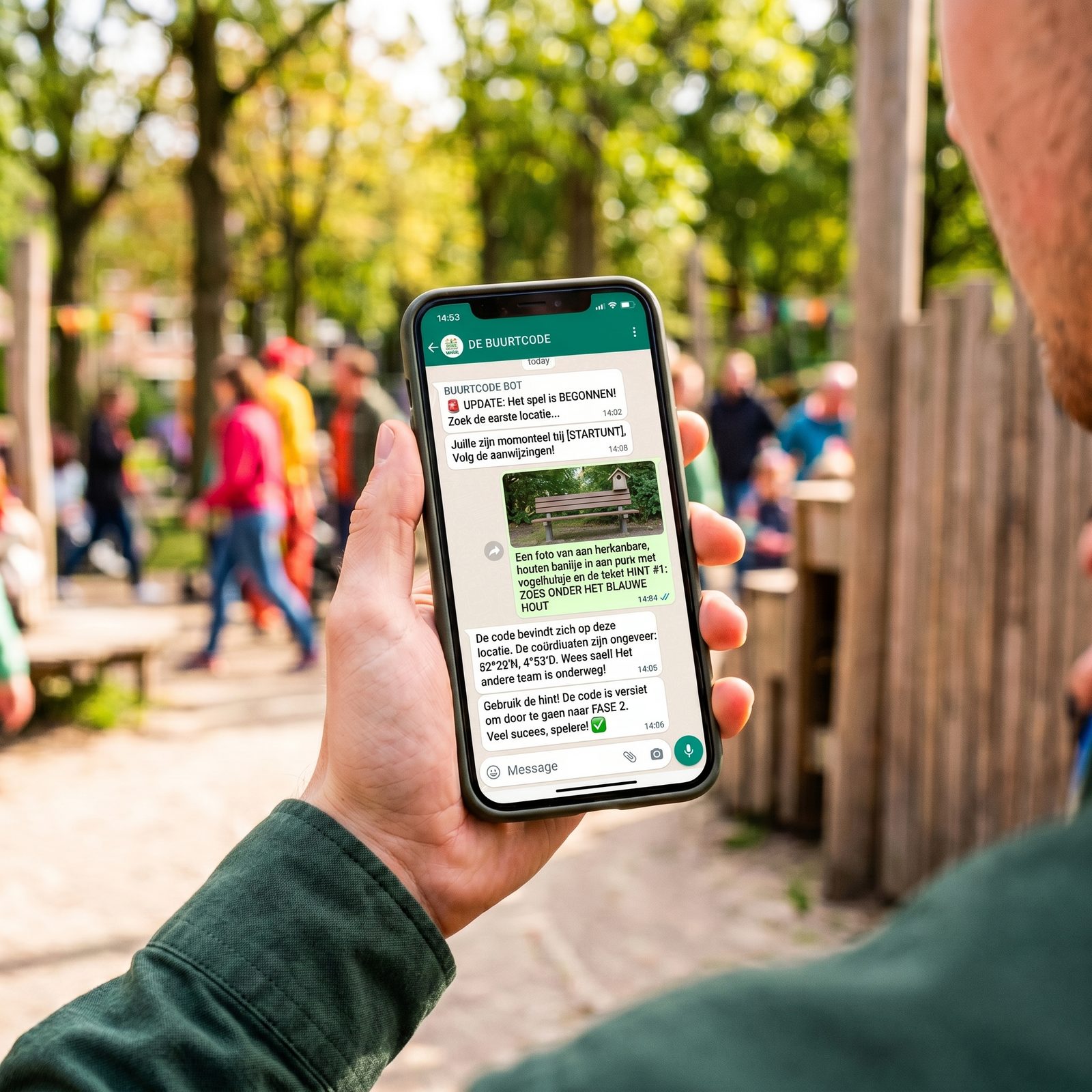 Buurtbewoner met WhatsApp-bericht van de Buurtcode Bot